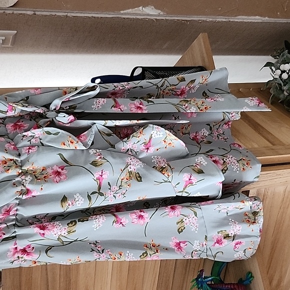 Lilly Rose size L floral wrap dress - Picture 2 of 4